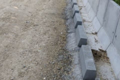 Kossuth Lajos utca támfal elemes része kiemelt szegély megtámasztással